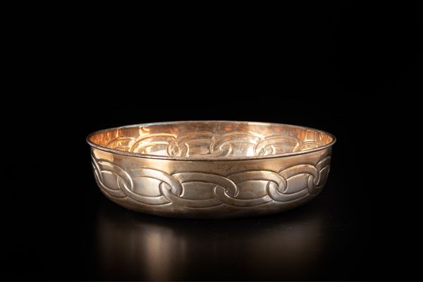 Ciotola sbalzata in argento 800/000 con decoro ad anelli intrecciati a rilievo sulla fascia esterna. Punzone 402FI ( Prini - Firenze)  - Auction Asta a Tempo: Argenti, Accendini e Penne - Gliubich Casa d'Aste
