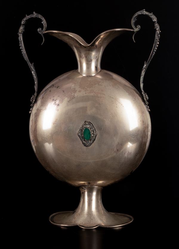 Grande vaso in argento con pietre verdi incastonate sul fronte e sul retro. Straordinario decoro a racemi sia inciso che a rilievo. 