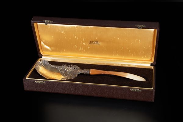 Cucchiaio in argento 925 finemente decorato con manico in osso ed in scatola originale. Punzone con Leone rampante e n. 2888