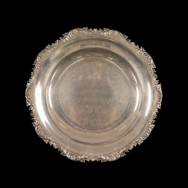 Piatto in argento 800/000 con decoro a frutta a rilievo nella parte interna della tesa. Punzone 569FI (Bicchielli e Pasquini - Firenze)