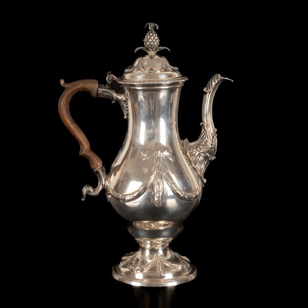 Antica caffettiera inglese in argento 80/000 finemente cesellato