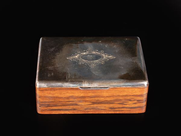 Scatolina in legno d'ulivo con coperchio rivestito in argento 800/000 incisa nella parte centrale con motivo floreale e monogramma