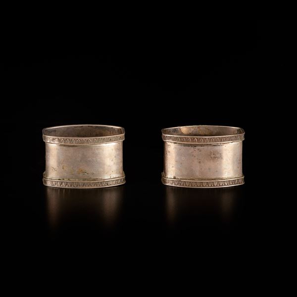 Coppia di portatovaglioli in argento 800/000 con decoro sui bordi a palmette continue
