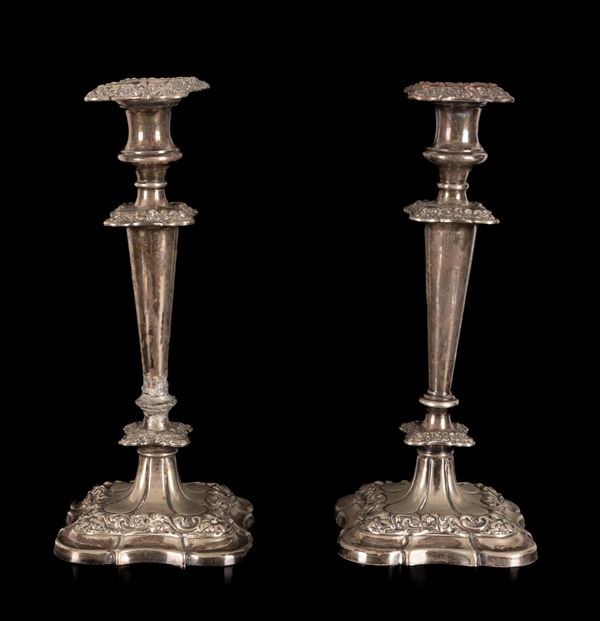 Coppia di candelieri in Sheffield finemente lavorati in stile baroccheggiante  - Auction Asta a Tempo: Argenti, Accendini e Penne - Gliubich Casa d'Aste