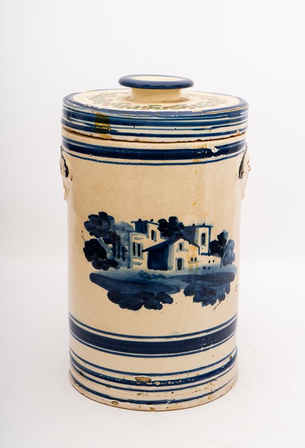 Manifattura di Castelli della fine del XIX secolo - Portastrutto con decoro al fronte e al retro di case blu in paesaggio e a serto fiorito sul coperchio 