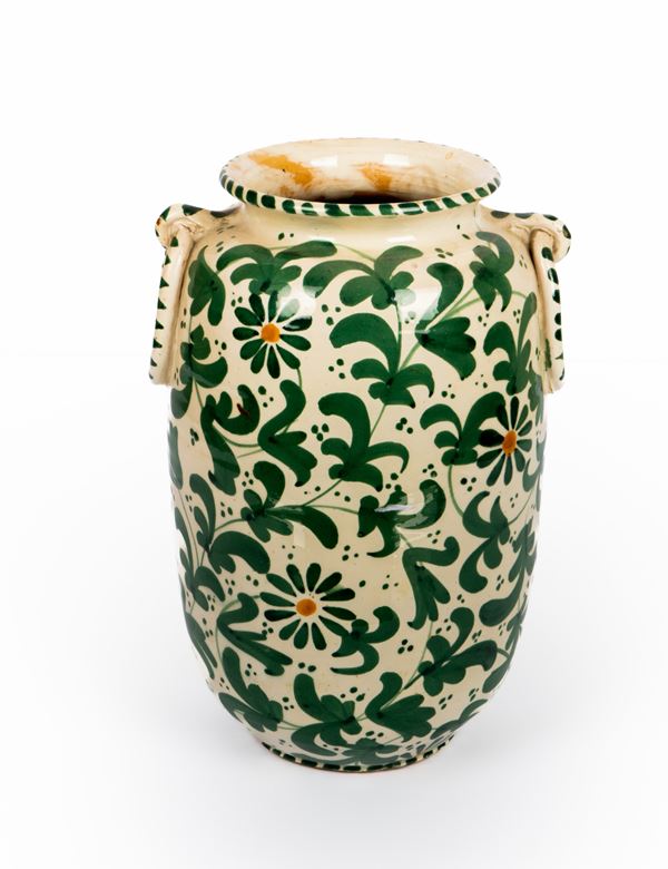Manifattura del centro Italia della met&#224; del XX secolo - Vaso in maiolica con anse a cerchi e decoro a foglie e fiori verdi con dorolla arancione