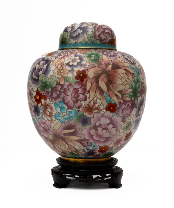 Vaso cinese con base in legno. Cina, XX secolo