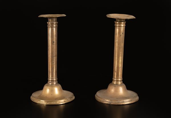 Coppia di antichi candelieri a colonna in ottone filettati a mano, manifattura del Nord Europa del XIX secolo. Fusto a colonna, portacandele ottagonale