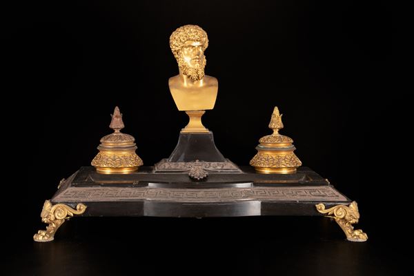 Grande calamaio con busto di "Lucius Verus" in bronzo dorato e marmo nero. Piedi ferini. Manifattura francese del XIX secolo