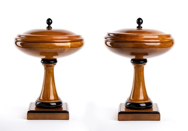 Coppia di vasi in legno Biedermeier a base quadrata, a forma tonda e schiacciata e con coperchi. Filettature ebanizzate. Manifattura tedesca, metà del XIX secolo