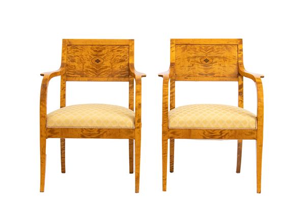 Coppia di sedie Biedermeier con schienale intagliato a decoro geometrico con legni ebanizzati. 