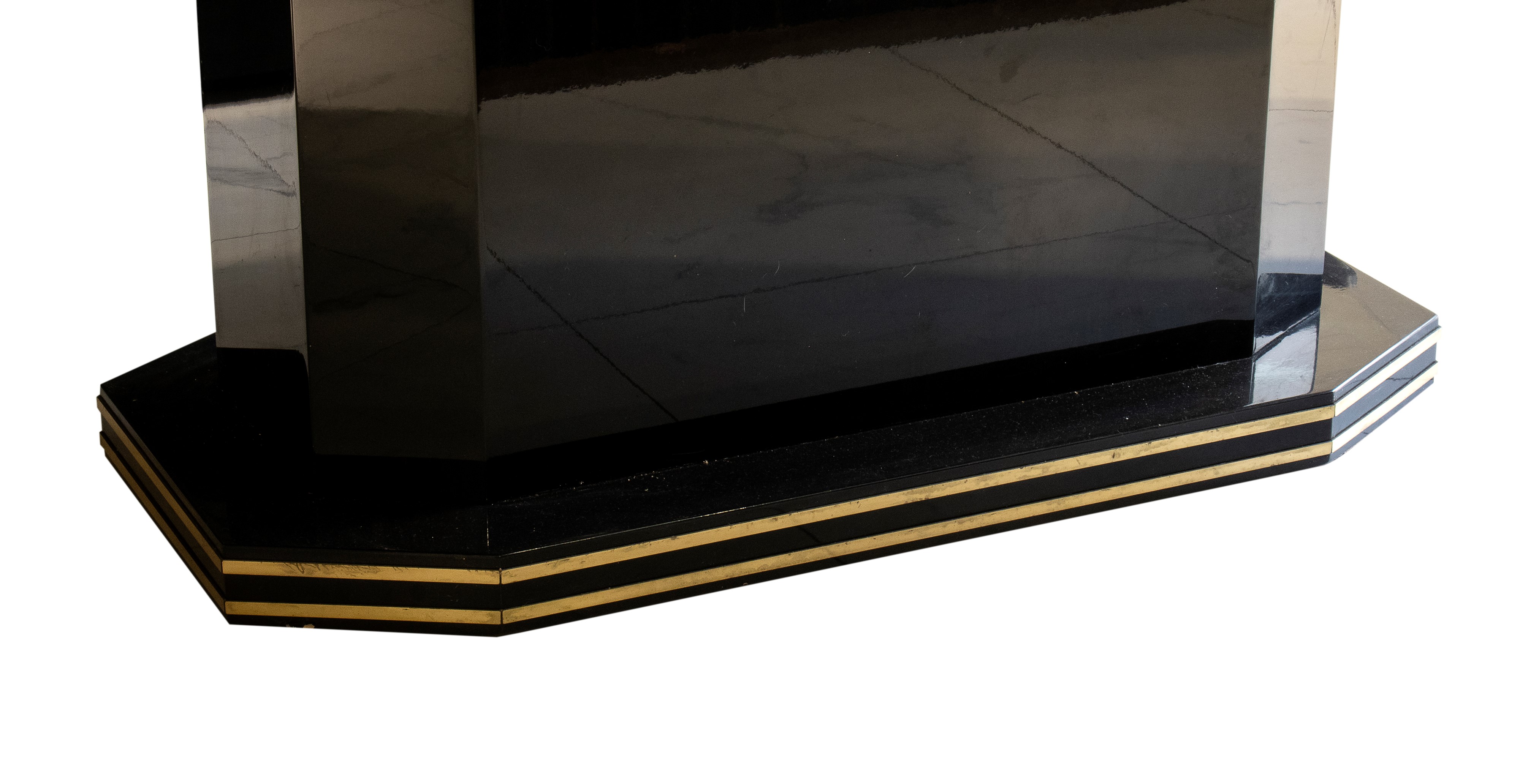Tavolo ottagonale, legno laccato nero con inserti in ottone
