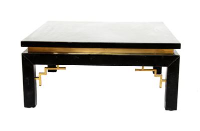 Coppia di tavoli bassi, legno laccato nero con inserti in ottone, anni Settanta