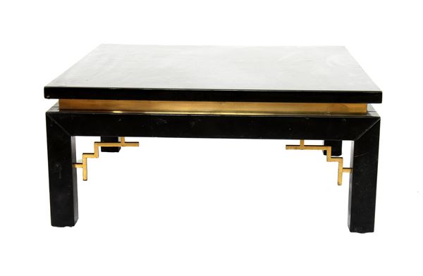 Coppia di tavolini in legno laccato nero con inserti in ottone 