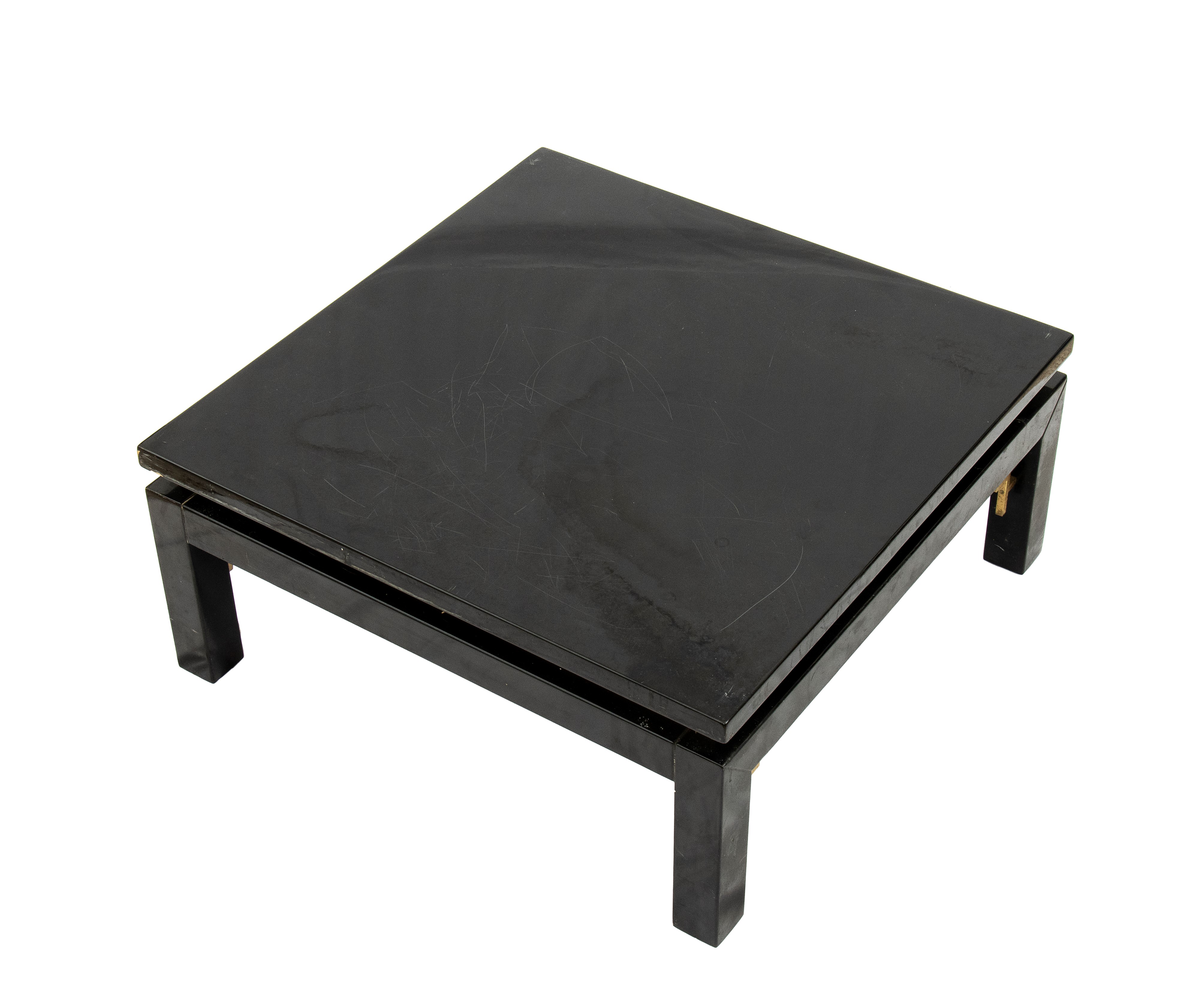 Coppia di tavoli bassi, legno laccato nero con inserti in ottone, anni Settanta