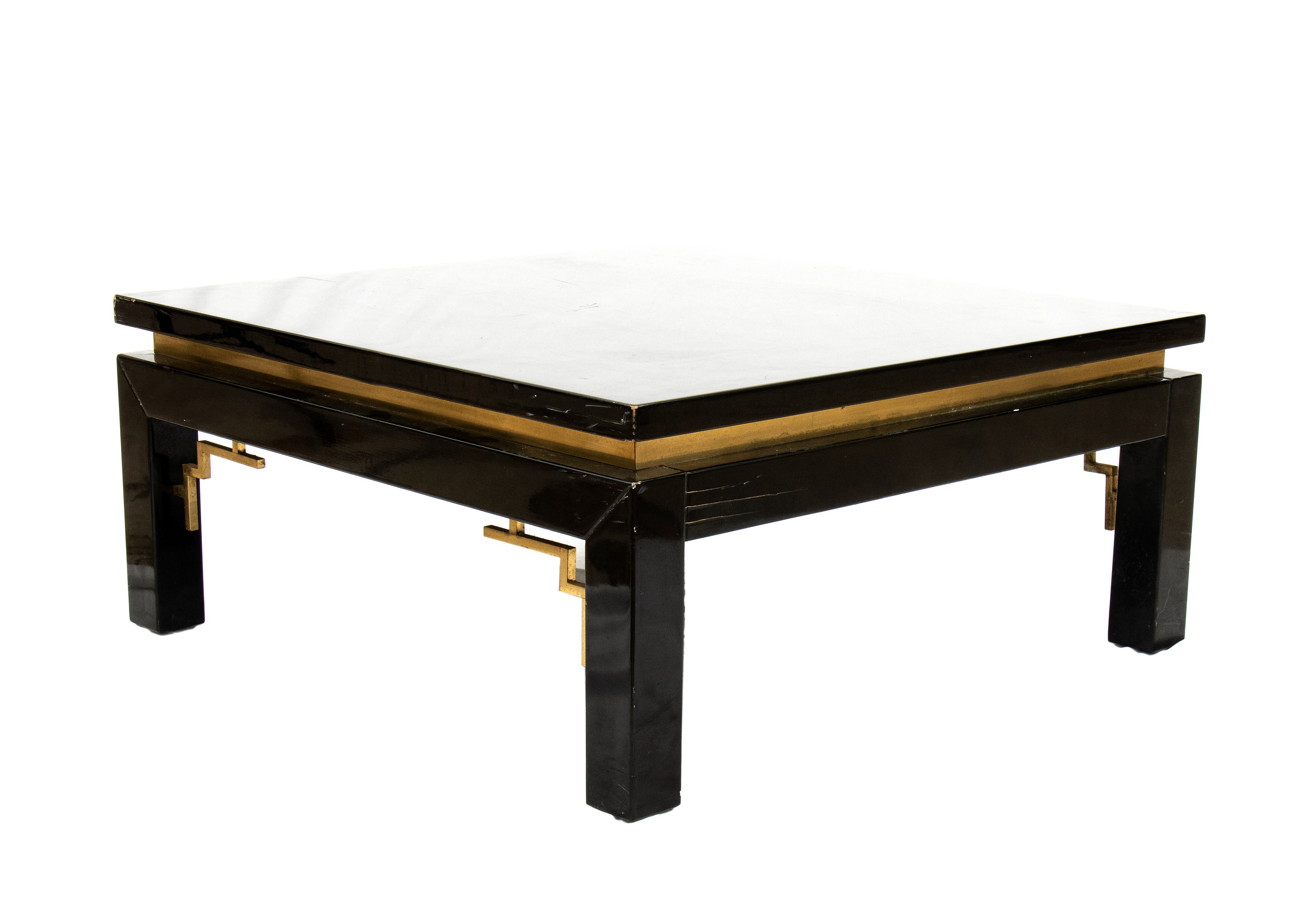 Coppia di tavoli bassi, legno laccato nero con inserti in ottone, anni Settanta