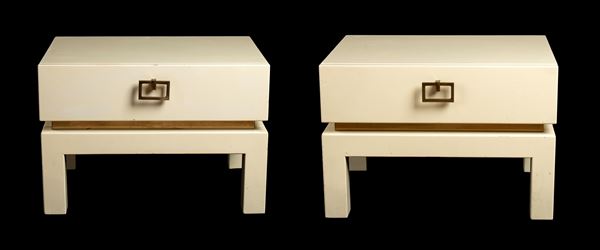 Coppia di comodini in legno laccato con maniglie in metallo ottonato