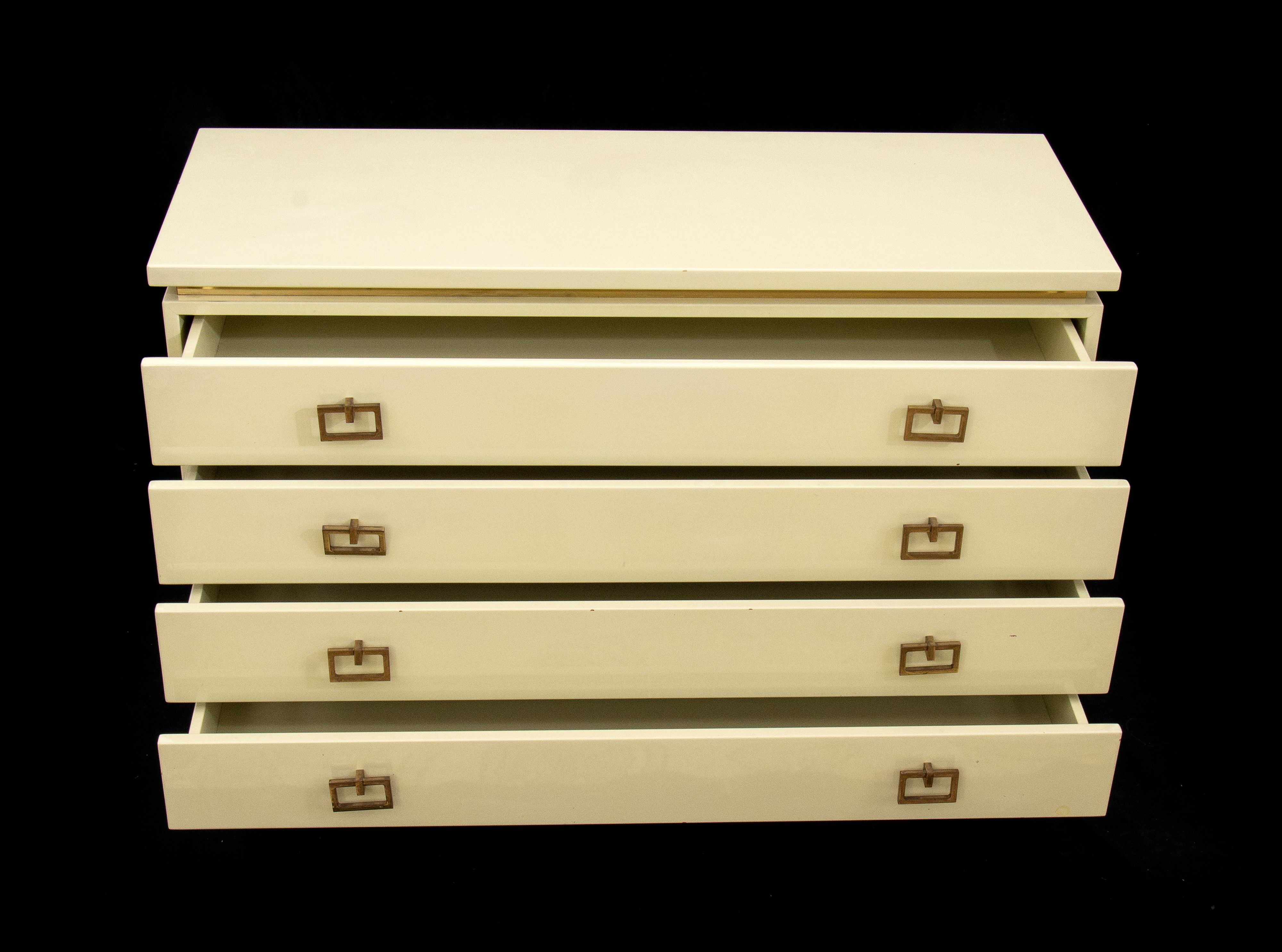 Produzione stilisticamente attribuibile a Maison Jansen, Coppia di cassettoni in legno laccato co...