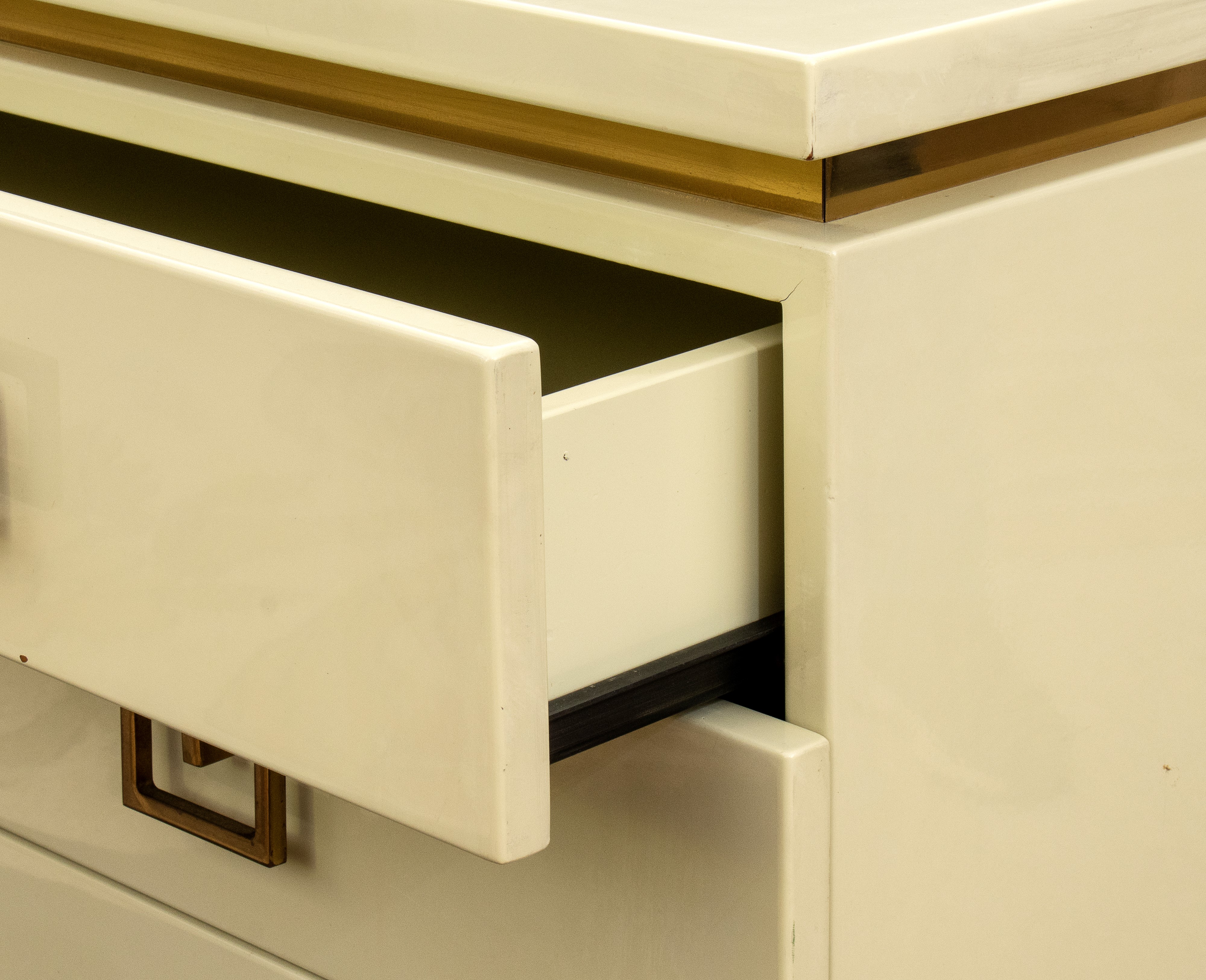 Produzione stilisticamente attribuibile a Maison Jansen, Coppia di cassettoni in legno laccato co...