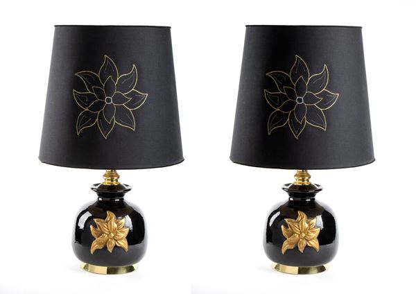 Pair of ceramic table lamps Cenacchi, Molinella. Black ceramic body with gold flower to main ornament decorated by hand. Original screen with logo and golden flower. Golden metal structure