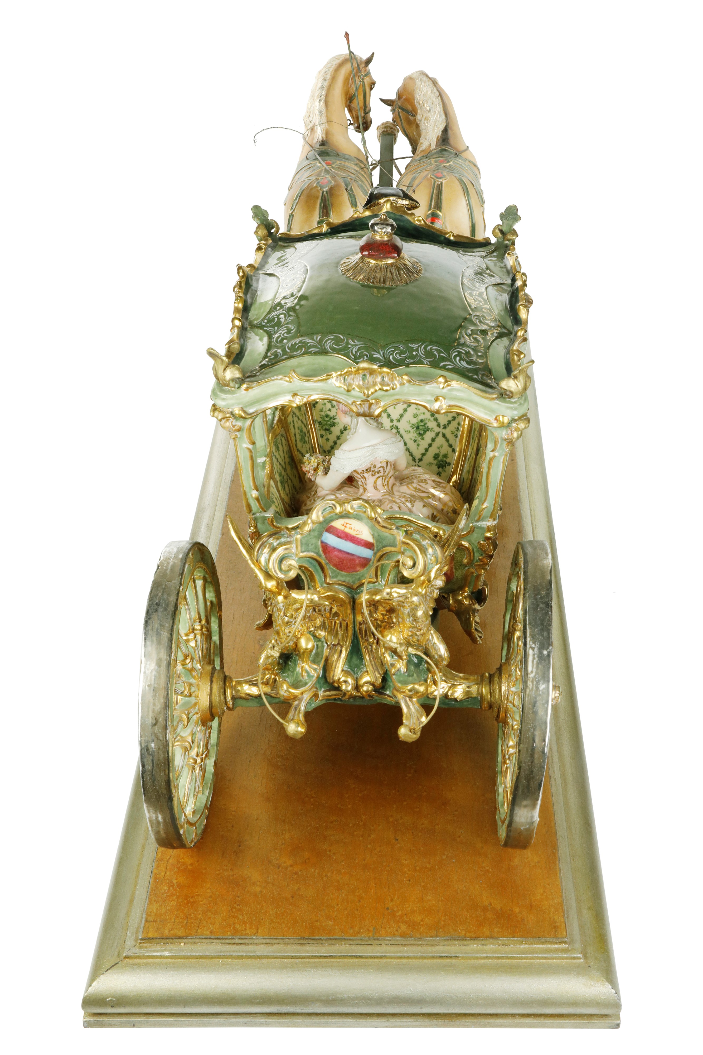 Grande scultura in porcellana policroma raffigurante Dama in una carrozza, cocchiere e due cavall...