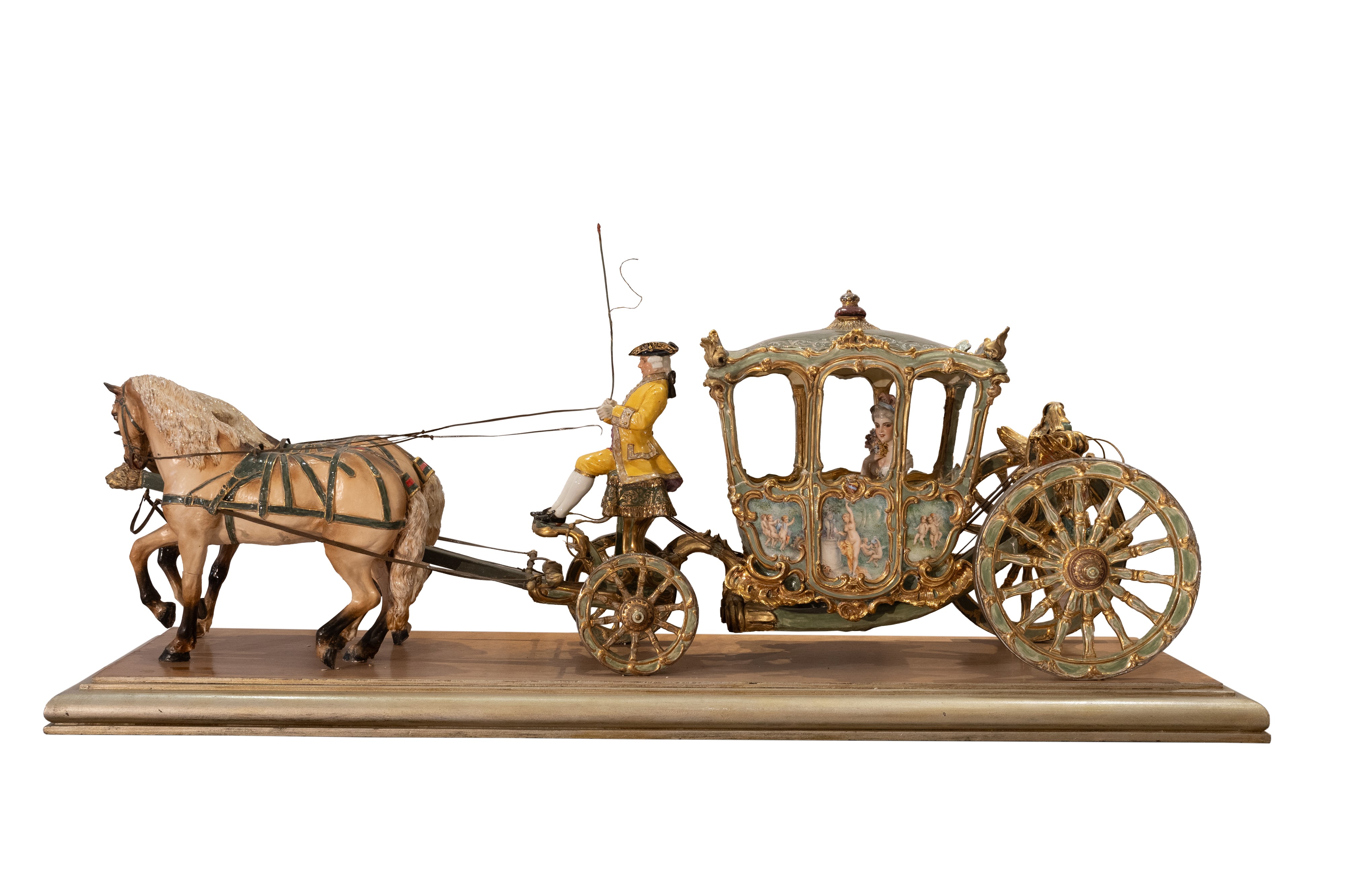 Grande scultura in porcellana policroma raffigurante Dama in una carrozza, cocchiere e due cavall...