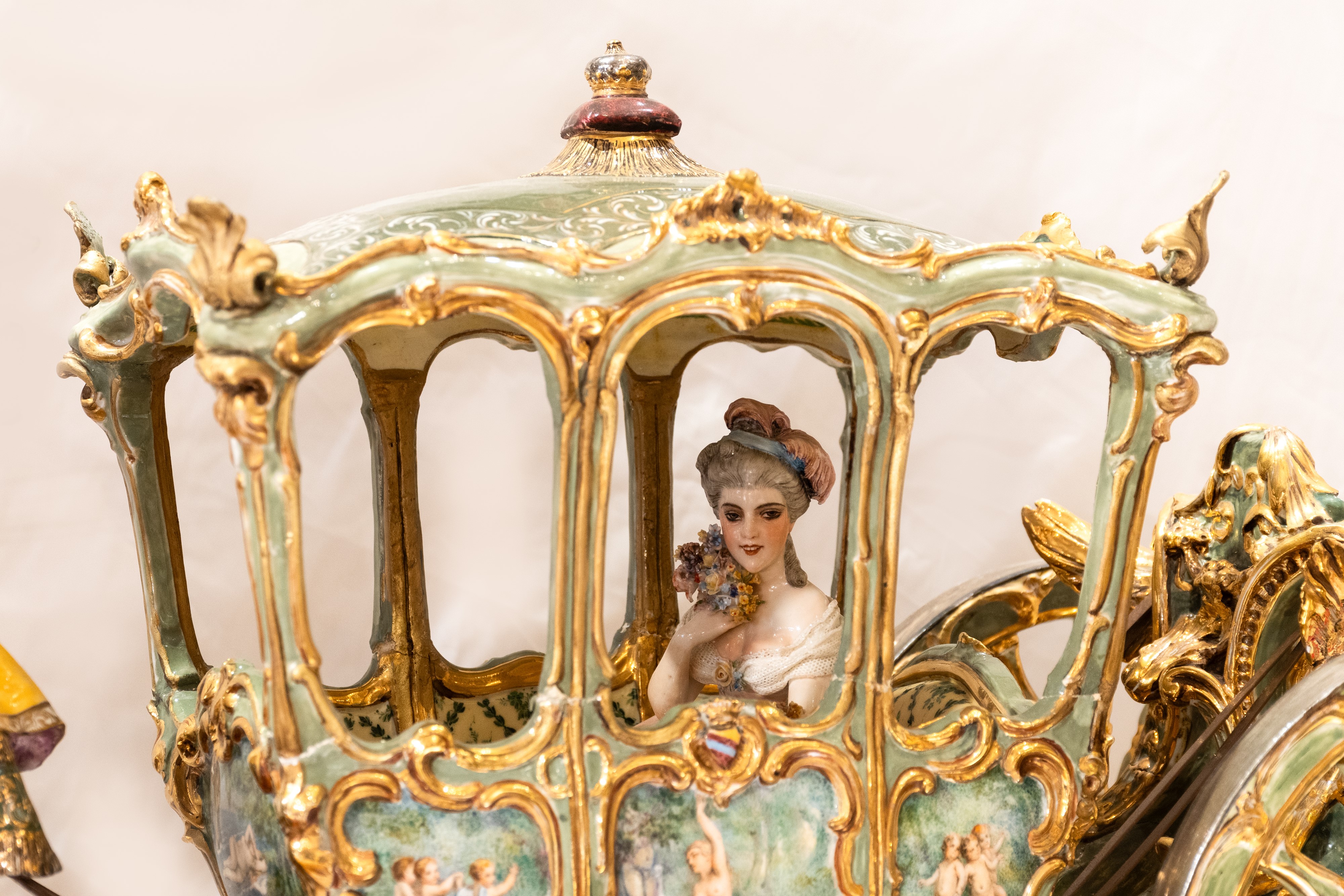 Grande scultura in porcellana policroma raffigurante Dama in una carrozza, cocchiere e due cavall...