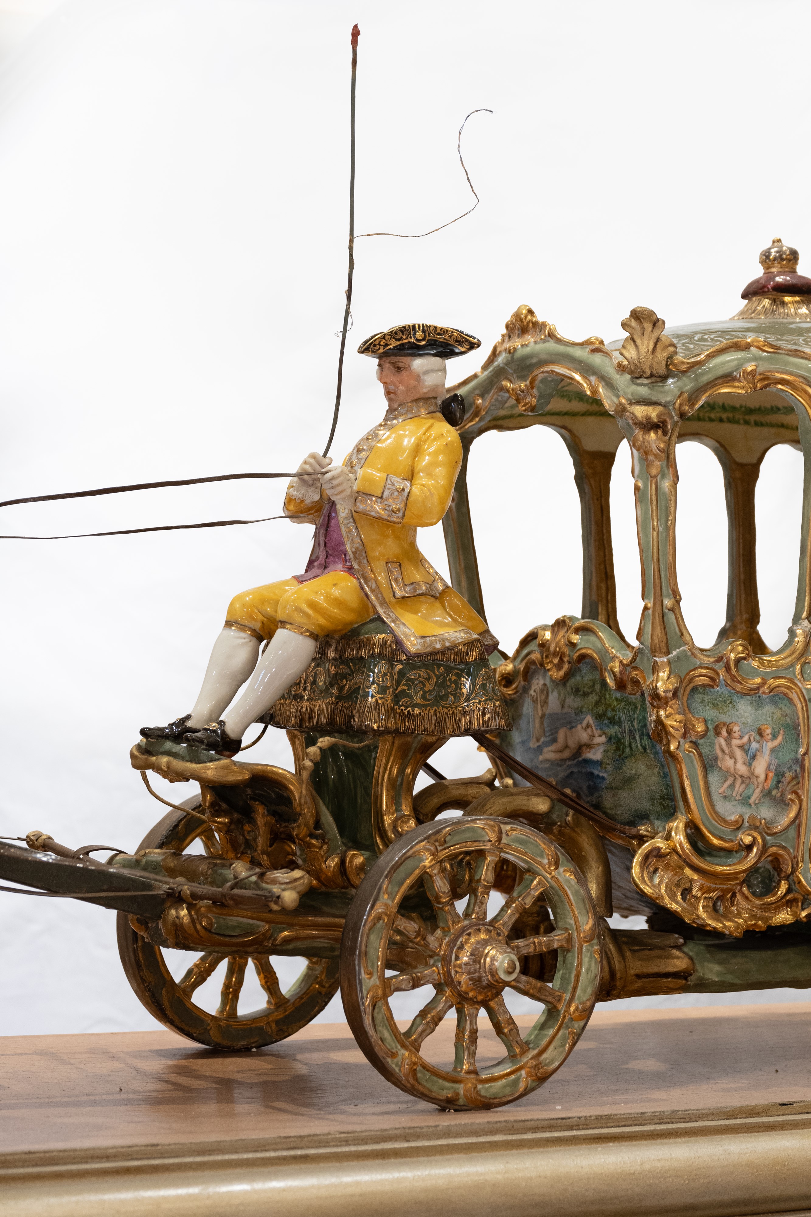 Grande scultura in porcellana policroma raffigurante Dama in una carrozza, cocchiere e due cavall...