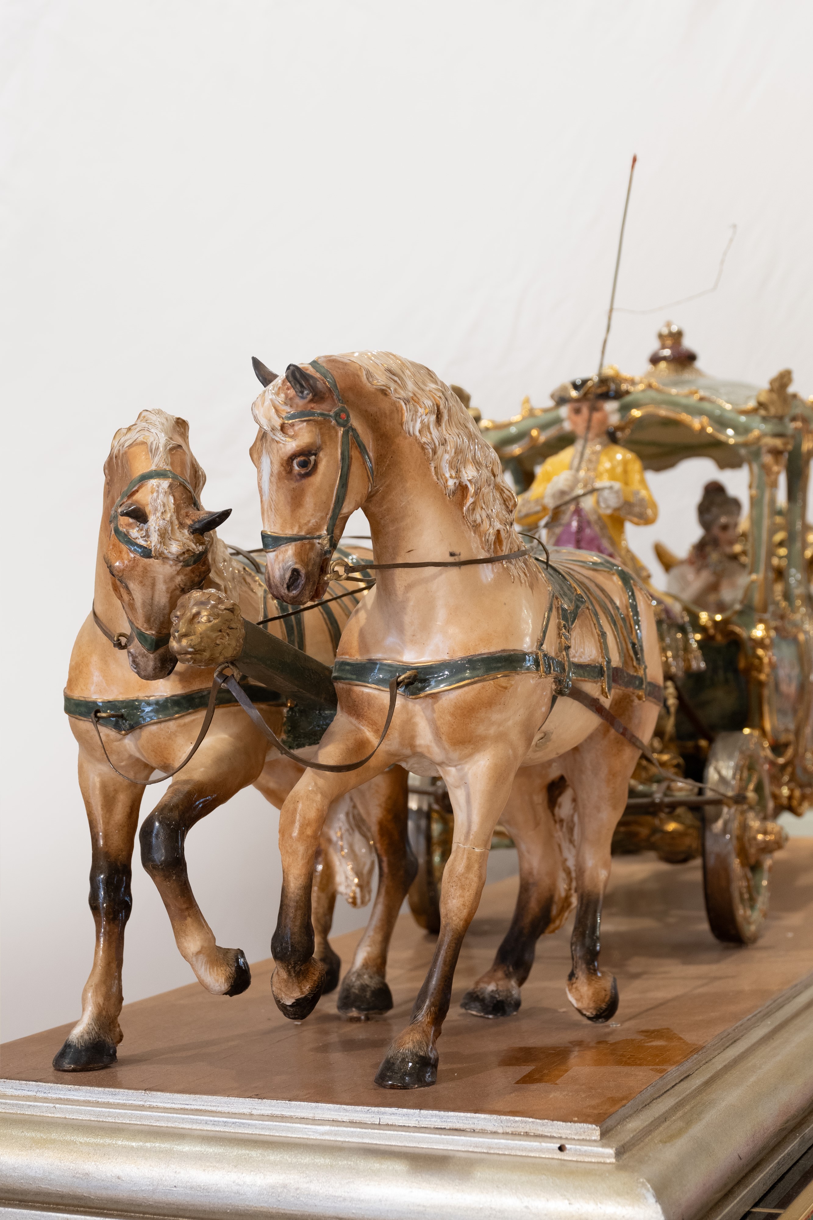 Grande scultura in porcellana policroma raffigurante Dama in una carrozza, cocchiere e due cavall...