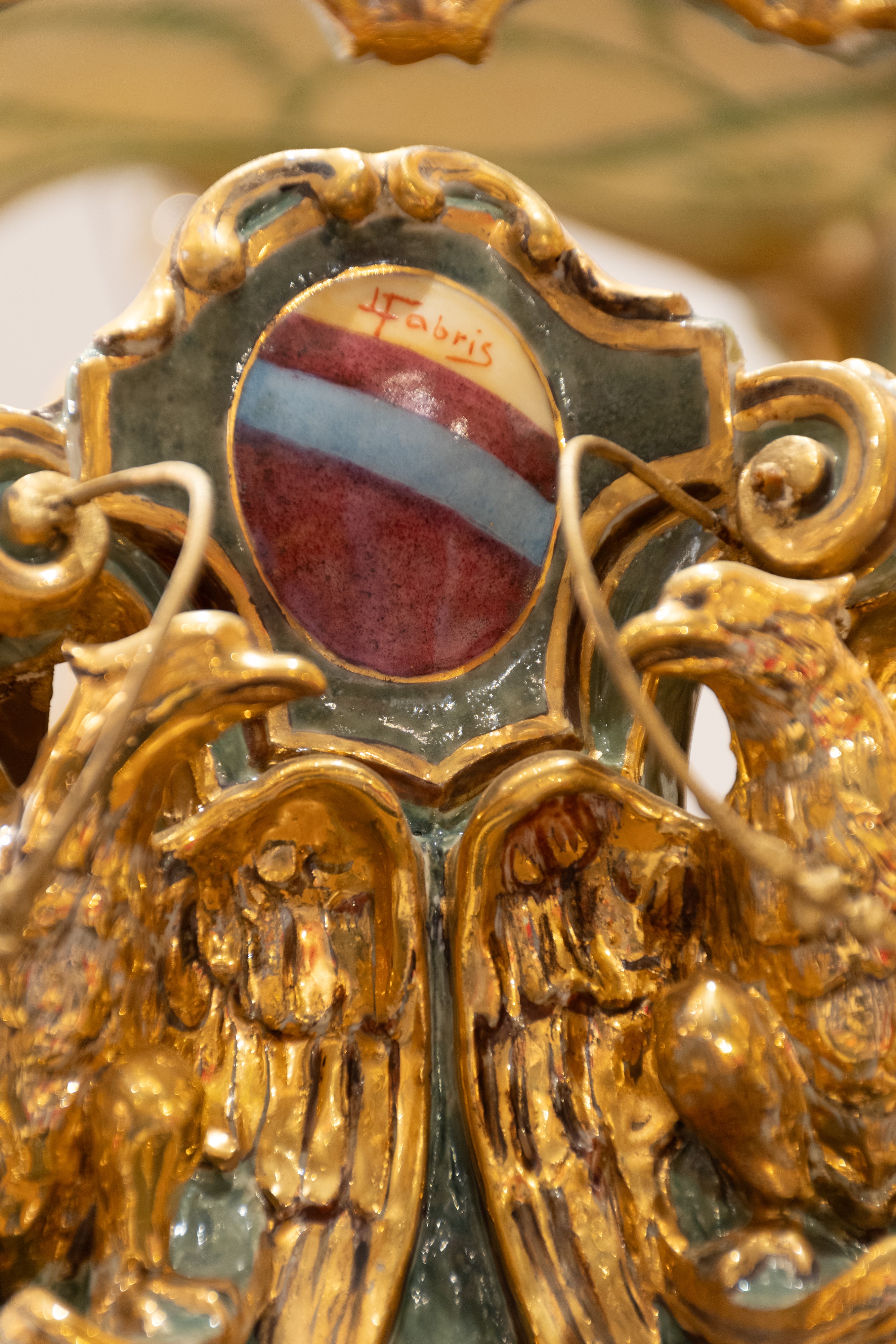 Grande scultura in porcellana policroma raffigurante Dama in una carrozza, cocchiere e due cavall...