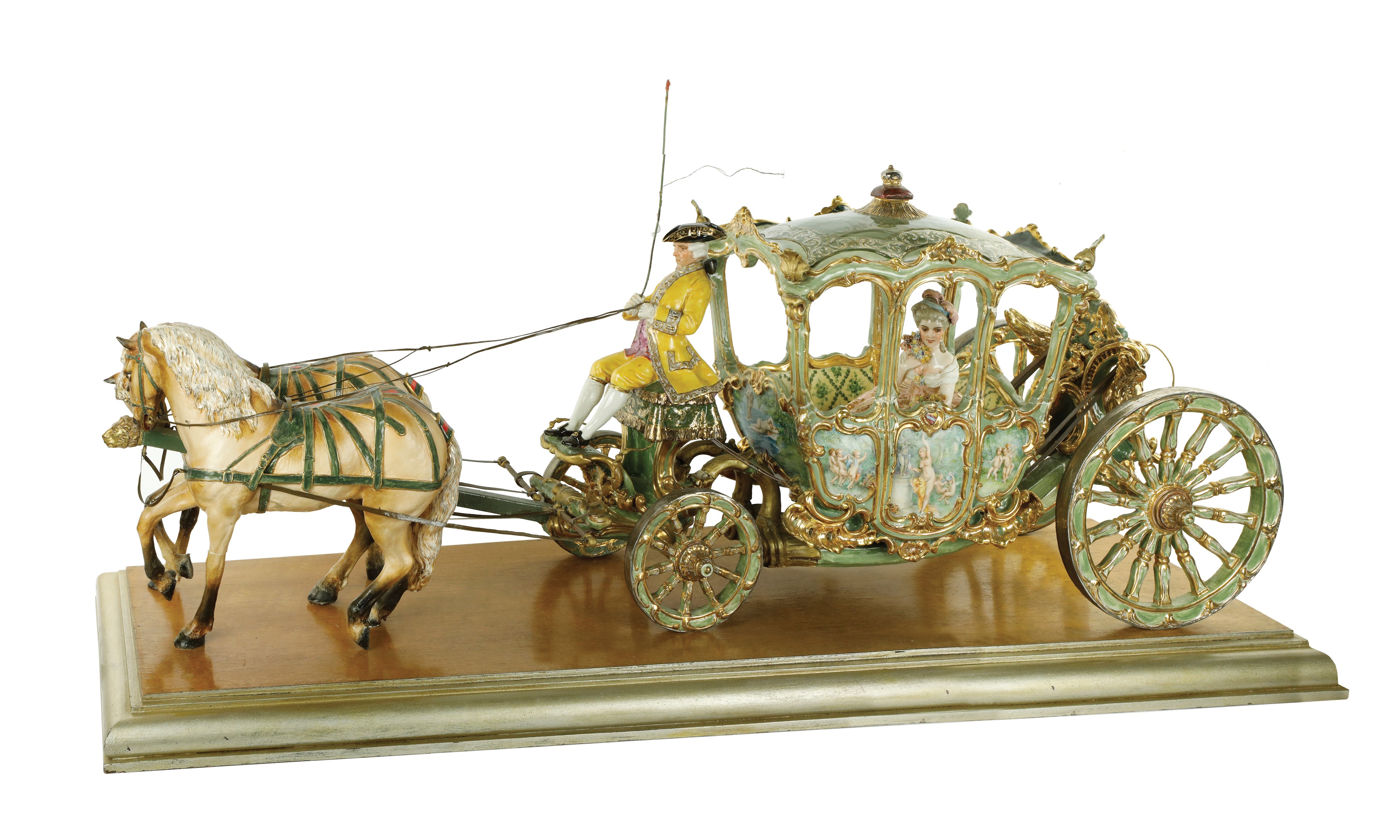 Grande scultura in porcellana policroma raffigurante Dama in una carrozza, cocchiere e due cavall...