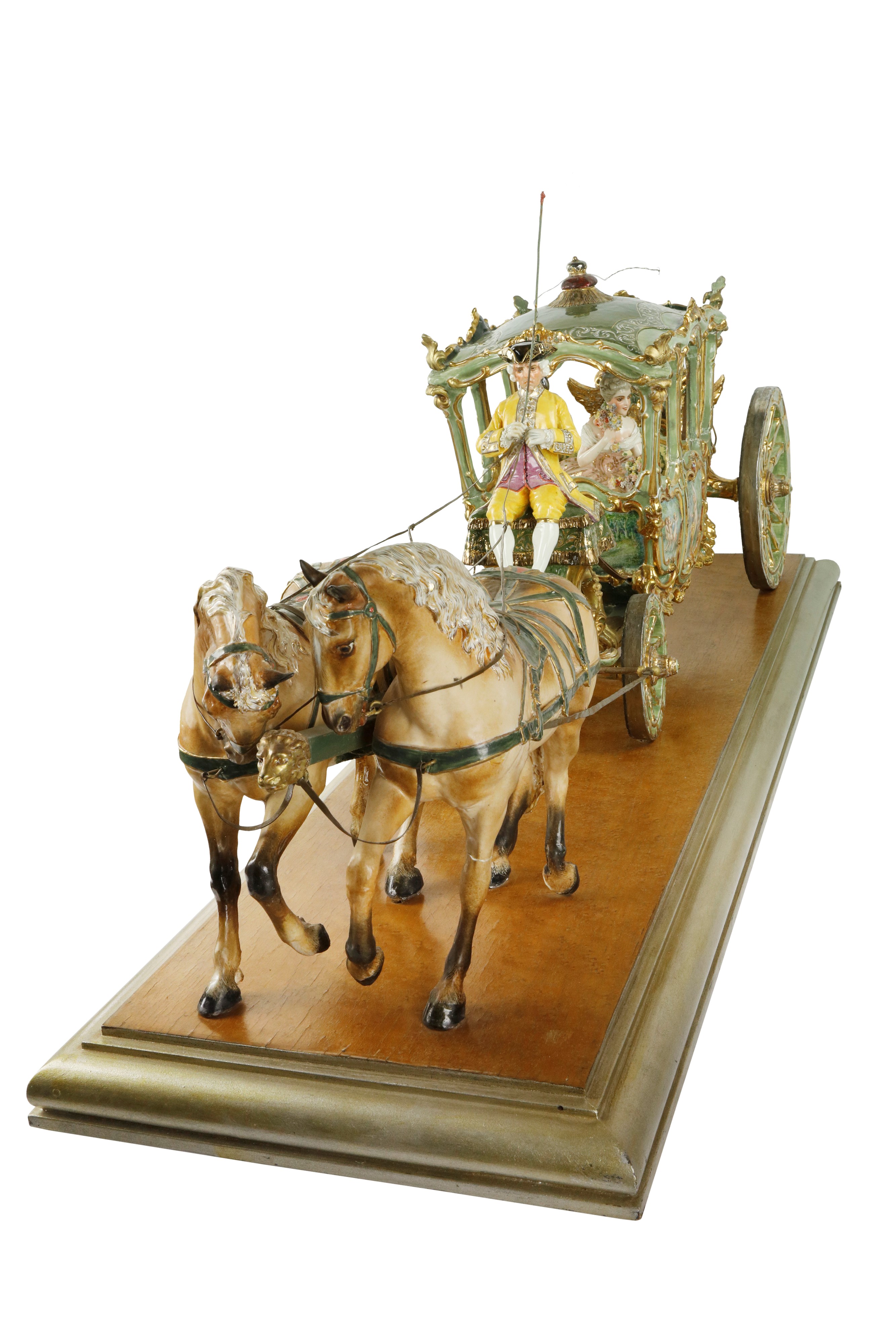 Grande scultura in porcellana policroma raffigurante Dama in una carrozza, cocchiere e due cavall...