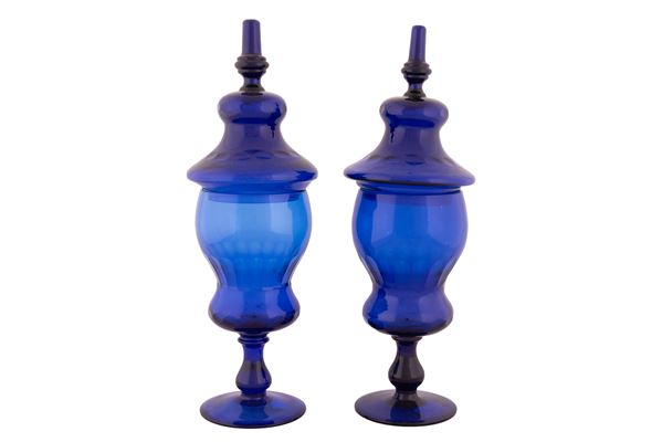 Coppia di vasi da farmacia con coperchio in vetro blu molato  (XX secolo)  - vetro molato - Asta Asta di Arredi e Dipinti Antichi, Argenti e Design - Gliubich Casa d'Aste
