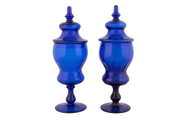 Coppia di vasi da farmacia con coperchio in vetro blu molato  (XX secolo)  - vetro molato - Asta Asta di Arredi e Dipinti Antichi, Argenti e Design - Gliubich Casa d'Aste