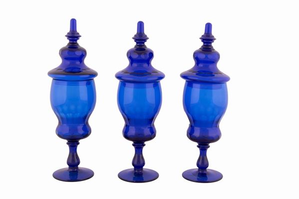 Lotto di tre vasi da farmacia con coperchio in vetro blu molato  (XX secolo)  - vetro molato - Auction Asta di Antiquariato: Dipinti, Oggetti e Arredi Antichi - Gliubich Casa d'Aste
