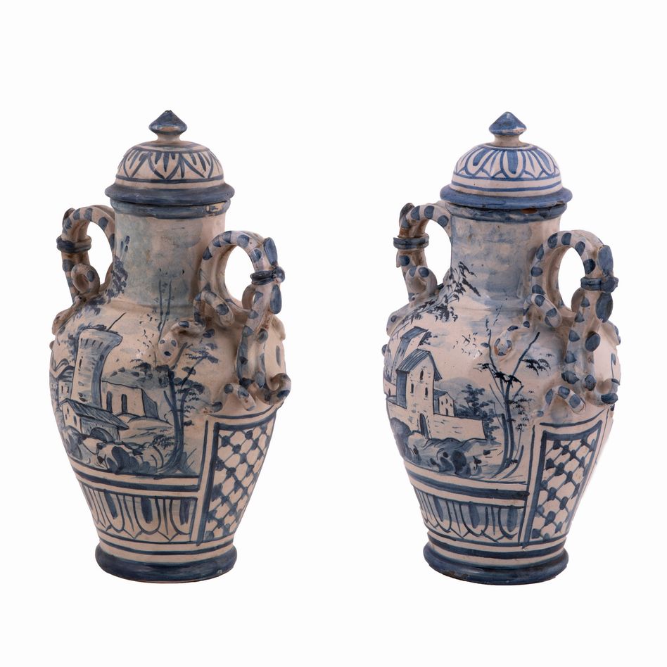 Coppia di Vasi Savona con Coperchio in Ceramica Bianca e Blu