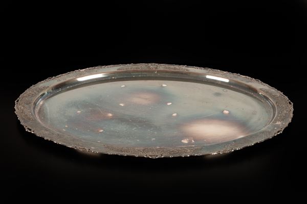 Piatto in argento 800/000 decorato con bordo floreale. Punzone 220AL (Fornari - Roma)  - Auction Asta a Tempo: Argenti, Accendini e Penne - Gliubich Casa d'Aste
