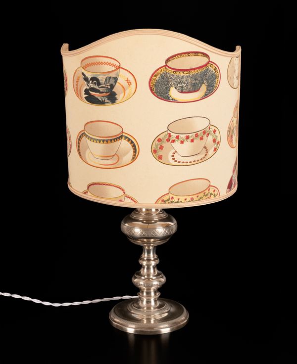 Lampada in argento 800/000 elettrificata con paralume a ventola  - Asta Asta a Tempo: Argenti, Accendini e Penne - Gliubich Casa d'Aste