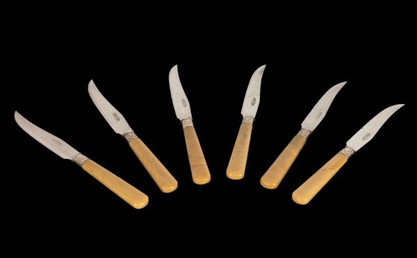 Set di sei coltelli con manico in osso e lama in acciaio. Attacco in argento con punzone inglese.