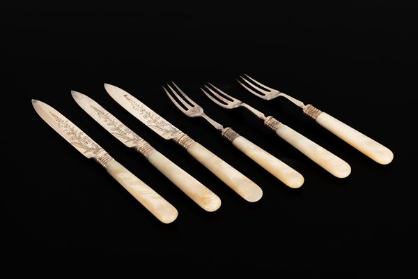 Set da tre pezzi, forchetta e coltelli da frutta con manico in madreperla Lame in Sheffield finemente lavorata, attacco in argento  - Auction Asta a Tempo: Argenti, Accendini e Penne - Gliubich Casa d'Aste