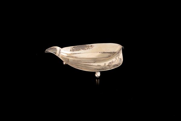 Piccolo posacenere in argento 800/000 a forma di foglia