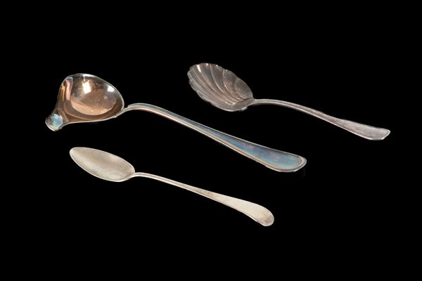 Lotto di tre pezzi in bagno di argento composto da un cucchiaino da zucchero, cucchiaino da salsa e cucchiaino da caffè