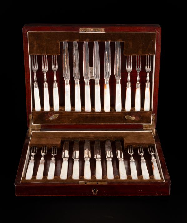 Scatola in legno contenente 12 coltellini e 12 forchettine in Sheffield con manico in madreperla. Mappin&Webb Ltd