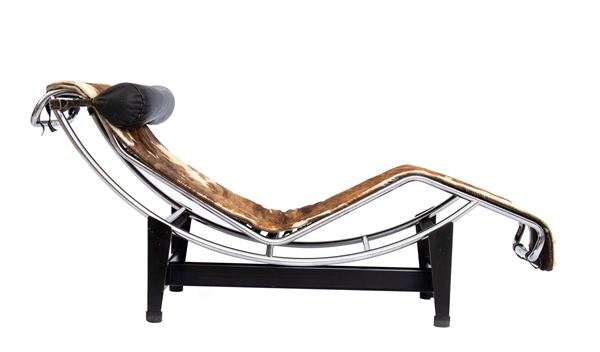 Charles Le Corbusier - Chaise longue mod. LC4 with chromed tubular metal structure, black lacquered metal frames, pony cover