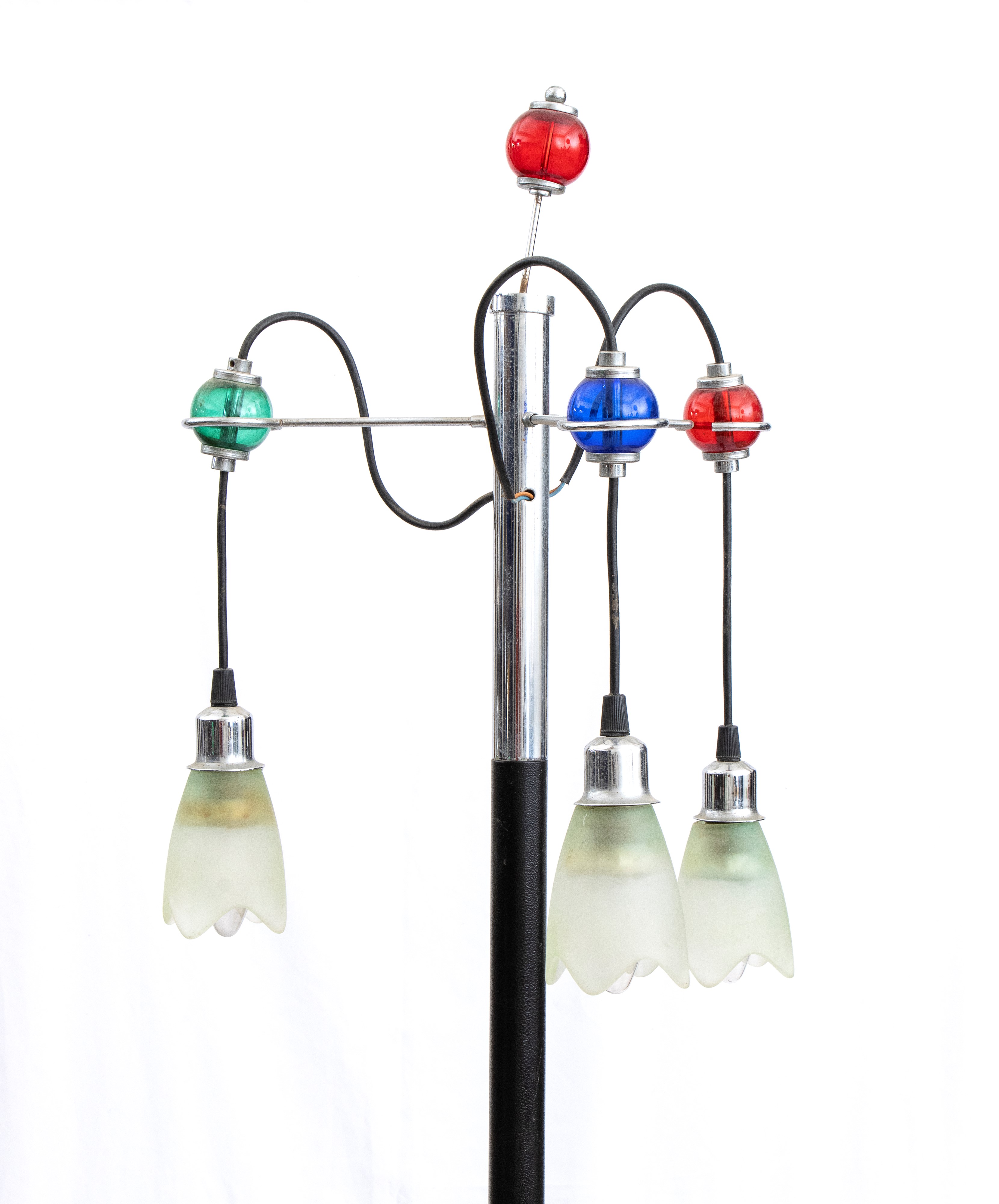 Lampada da terra, metallo laccato a tre luci con inserti sferici in vetro colorato
