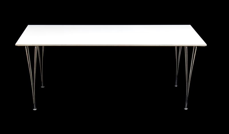 Fritz Hansen, Scrivania con piano in legno bianco laccato e struttura in acciaio (1988)