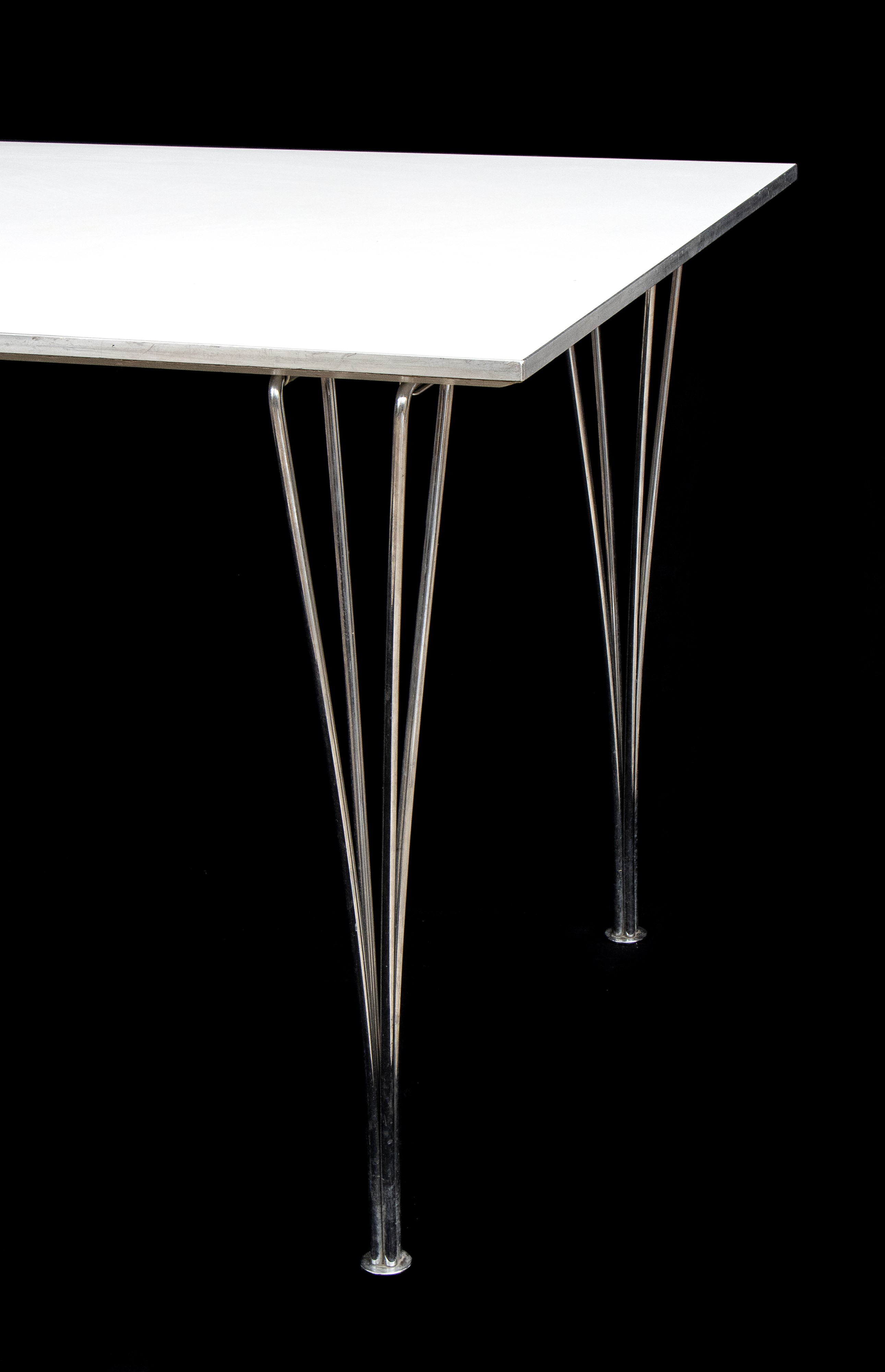 Fritz Hansen, Scrivania con piano in legno bianco laccato e struttura in acciaio (1988)
