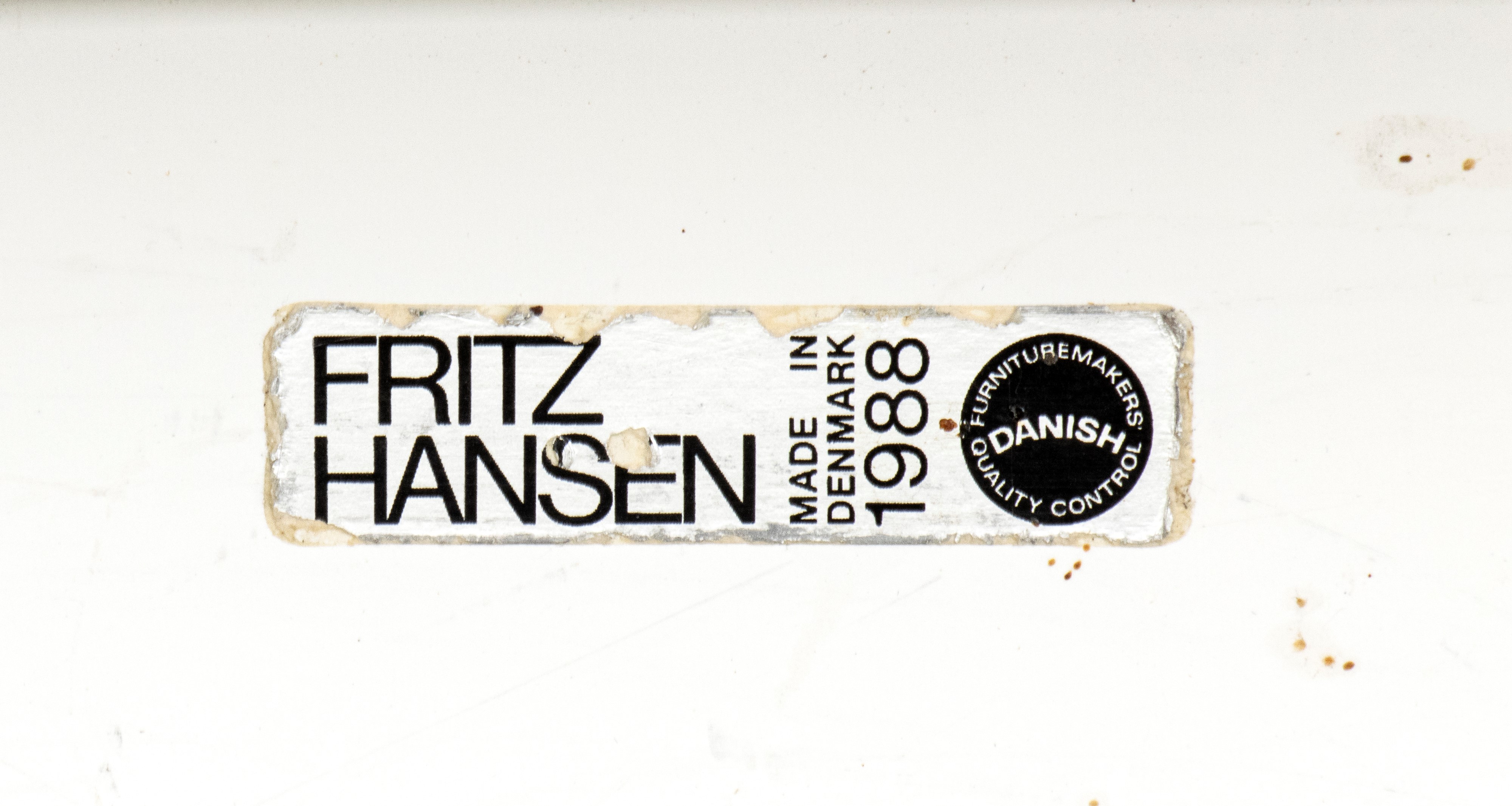 Fritz Hansen, Scrivania con piano in legno bianco laccato e struttura in acciaio (1988)