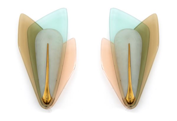 Max Ingrand - Coppia di lampade da parete con struttura in ottone e vetri sagomati colorati