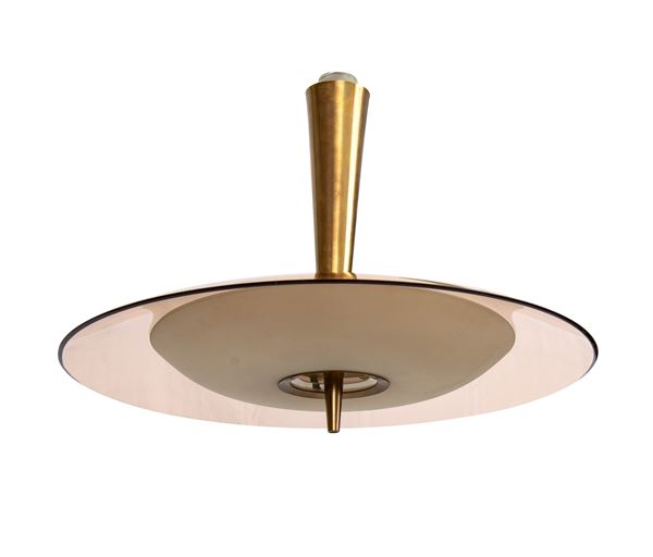 Max Ingrand - Lampada a sospensione Modello 1462 realizzata con struttura in ottone spazzolato e diffusore a due dischi in cristallo satinato, curvato e colorato. 